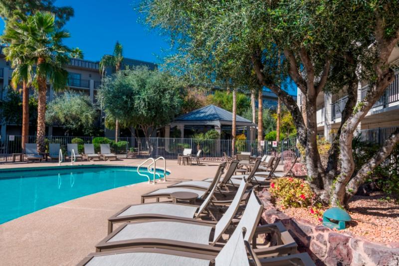 Holiday Inn And Suites Phoenix Airport North By Ihg Exterior foto